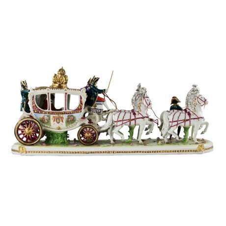 Groupe saxon sculptural en porcelaine Voiture de mariage de Napoleon Bonaparte. Porcelain Hand Painted Gilding 20th century - photo 3