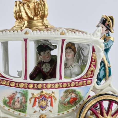 Groupe saxon sculptural en porcelaine Voiture de mariage de Napoleon Bonaparte. Porcelain Hand Painted Gilding 20th century - photo 7