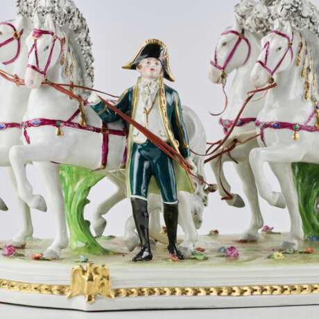 Groupe saxon sculptural en porcelaine Voiture de mariage de Napoleon Bonaparte. Porcelain Hand Painted Gilding 20th century - photo 8