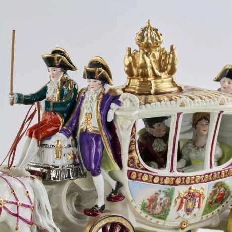Groupe saxon sculptural en porcelaine Voiture de mariage de Napoleon Bonaparte. Porcelain Hand Painted Gilding 20th century - photo 9