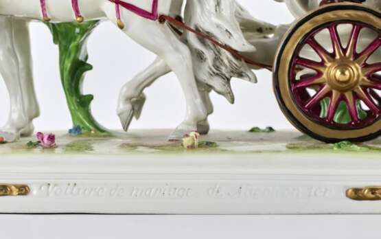 Groupe saxon sculptural en porcelaine Voiture de mariage de Napoleon Bonaparte. Porcelain Hand Painted Gilding 20th century - photo 10