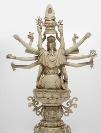 Große Elfenbeinfigur des Tausendarmigen Guanyin auf Lotosthron - photo 2