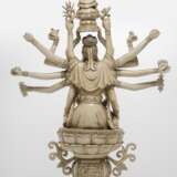 Große Elfenbeinfigur des Tausendarmigen Guanyin auf Lotosthron - Foto 2