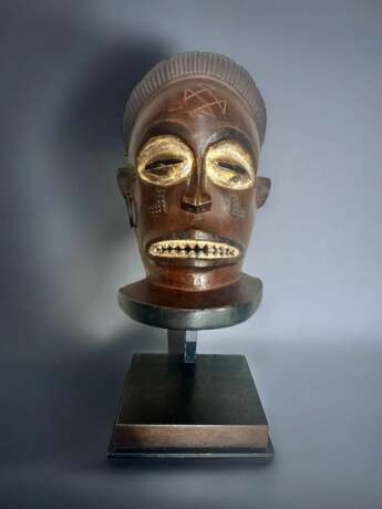 Tchokw&eacute; mask from Angola in wood and pigments - Circa 1900 Ceramics 20th century г. - фото 2