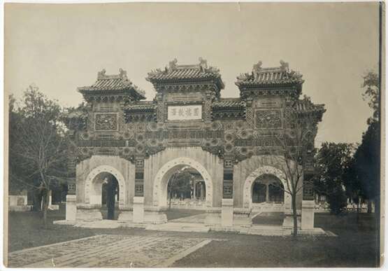 Fünf historische Fotografien mit Ansichten in und um Beijing - Foto 4