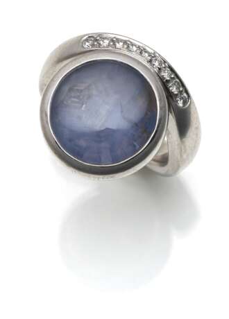 Ring mit Sternsaphir und Diamanten - photo 1