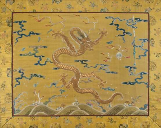 Gelbgrundige Seidenstickerei eines Drachen auf der Jagd nach der flammenden Perle - Foto 1