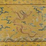Gelbgrundige Seidenstickerei eines Drachen auf der Jagd nach der flammenden Perle - Foto 1