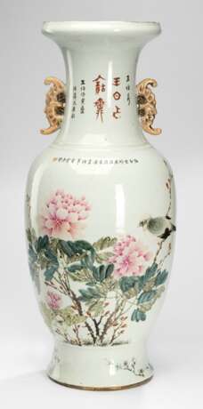 Vase aus Porzellan mit Gelehrten, umseitig Päonien und Vögel - photo 1