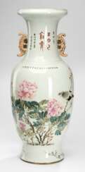 Vase aus Porzellan mit Gelehrten, umseitig Päonien und Vögel