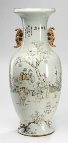 Vase aus Porzellan mit Gelehrten, umseitig Päonien und Vögel - фото 2