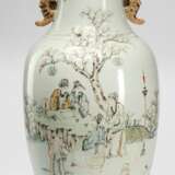Vase aus Porzellan mit Gelehrten, umseitig Päonien und Vögel - фото 2
