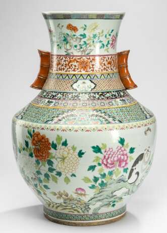 Große Vase aus Porzellan mit Katze, Schmetterlingen und Päonien - photo 1