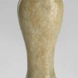 Leicht gelbe Vase aus Jade mit Blüten-Wellen-Dekor - Foto 1
