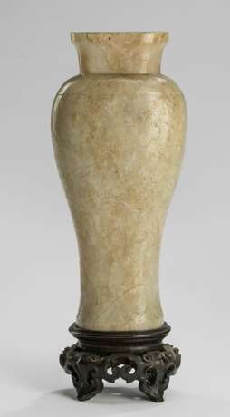 Leicht gelbe Vase aus Jade mit Blüten-Wellen-Dekor - photo 1