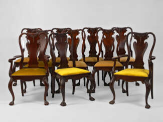 8 + 2 Stühle im Stil des Barock.