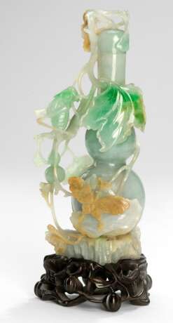 Feine Kalebassenvase mit Heuschrecken, Schmetterling und Laubwerk aus Jadeit - photo 1