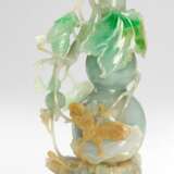 Feine Kalebassenvase mit Heuschrecken, Schmetterling und Laubwerk aus Jadeit - фото 1
