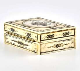 Coffret en ivoire avec incrustation de nacre. 
