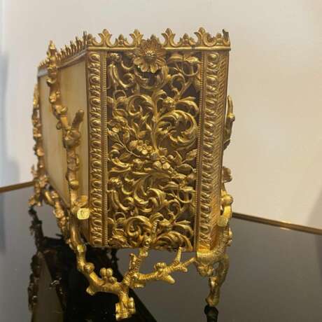 Gilded bronze and alabaster letter carrier in the Japanese style 19th century Bronce 19th century - photo 6