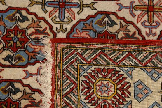 Heller Teppich mit Buchara-Muster. - photo 2