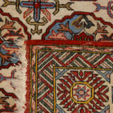 Heller Teppich mit Buchara-Muster. - photo 2