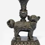 Altarvase aus Bronze in Form eines buddhistischen Löwen mit 'gu'-Vase über Lotosstand - Foto 1