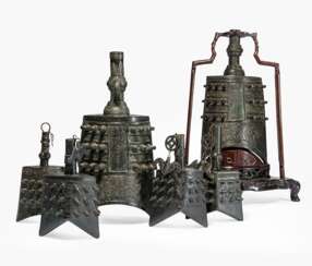 Sechs Glocken aus Bronze im archaischen Stil, eine mit Hartholz-Stand