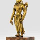 Feuervergoldete Bronze des Padmapani auf einem Steinsockel - Foto 1
