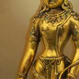 Feuervergoldete Bronze des Padmapani auf einem Steinsockel - Foto 3