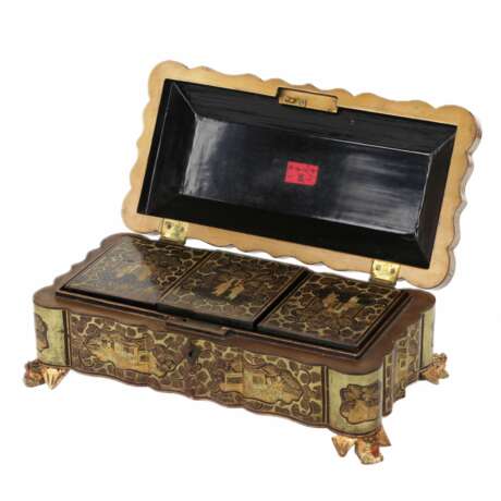 Game box covered with black and gold lacquer. China Canton 19th century. Pearl Chinoiserie 19th century - photo 2