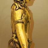 Feuervergoldete Bronze des Padmapani auf einem Steinsockel - фото 4