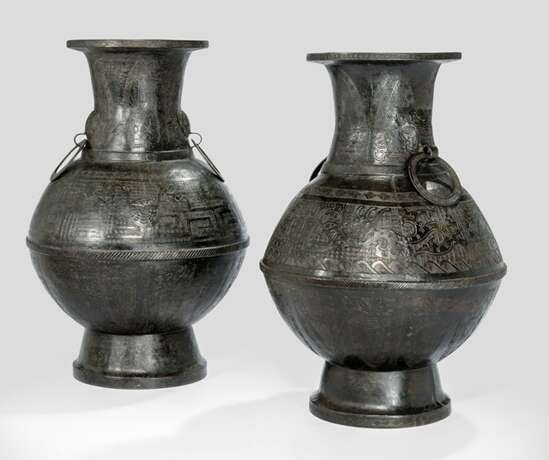 Zwei 'hu'-förmige Vasen aus Bronze im archaischen Stil mit Ringhandhaben - photo 1