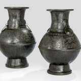 Zwei 'hu'-förmige Vasen aus Bronze im archaischen Stil mit Ringhandhaben - Foto 1