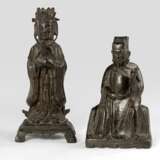 Zwei daoistische Offizielle, sitzend bzw. stehend auf einem Sockel dargestellt - photo 1