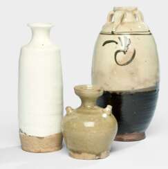 Drei Vasen teils aus Cizhou-Ware