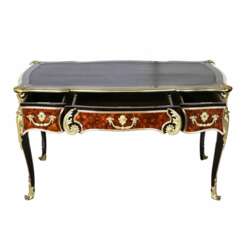 Magnifique table en bois et bronze dore de style Louis XV. 