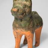 Irdenware-Modell eines stehenden Hundes mit grüner Bleisilikat-Glasur - Foto 1