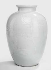 Modellierte Vase mit Dekor der 'Drei Freunde des Winters', weiss glasiert