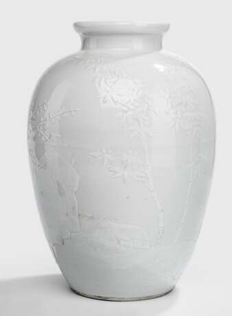 Modellierte Vase mit Dekor der 'Drei Freunde des Winters', weiss glasiert - Foto 1