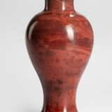 Vase aus in Rottönen marmoriertem PekinGelbgoldlas - Foto 1