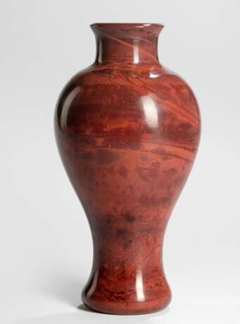 Vase aus in Rottönen marmoriertem PekinGelbgoldlas - фото 1