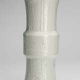Archaisierende Vase in Form eines 'zun' mit weisser Glasur - Foto 1