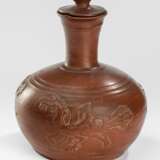 Flaschenvase aus Zisha-Ware mit Deckel und Reliefdekor in modelliertem Phönix mit Päonien - photo 1