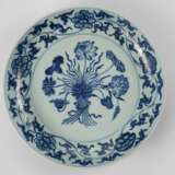 Großer unterglasurblau dekorierter Teller mit Lotosblüten im Ming-Stil - Foto 1
