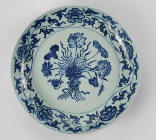 Großer unterglasurblau dekorierter Teller mit Lotosblüten im Ming-Stil - фото 1