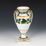 Vase mit Weinlaubdekor, MEISSEN. - Foto 1
