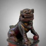 19th Century Pair of Chinese Guardian Lions in Red and Gold Lacquer Wood 19th century - photo 2