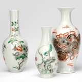Gruppe von vier Vasen aus Porzellan, eine mit Dekor von Löwen - Foto 1