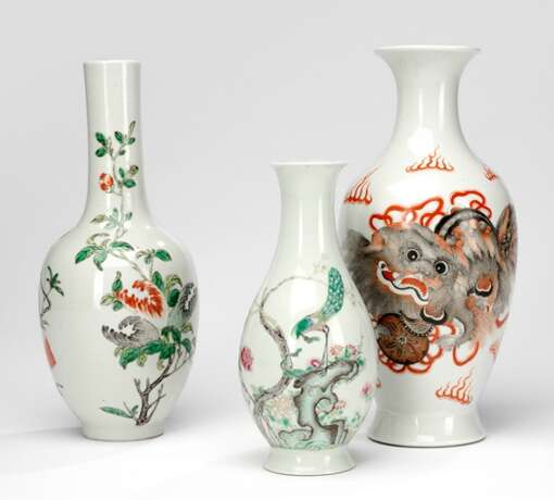 Gruppe von vier Vasen aus Porzellan, eine mit Dekor von Löwen - Foto 1